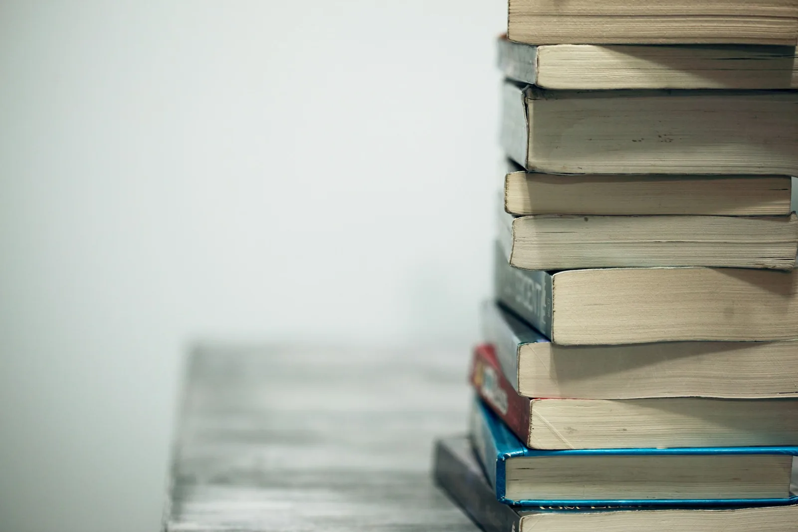 『思考の整理学』と『知的生産の技術』を並べて読む — 半世紀を隔てた思考法の構造的な違い